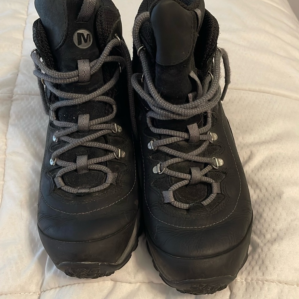 Merrell womens size 9 hiking shoe with dry technology